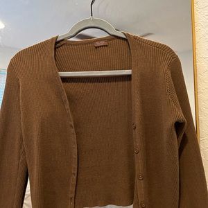 brandy melville brown sweater-bouton ups